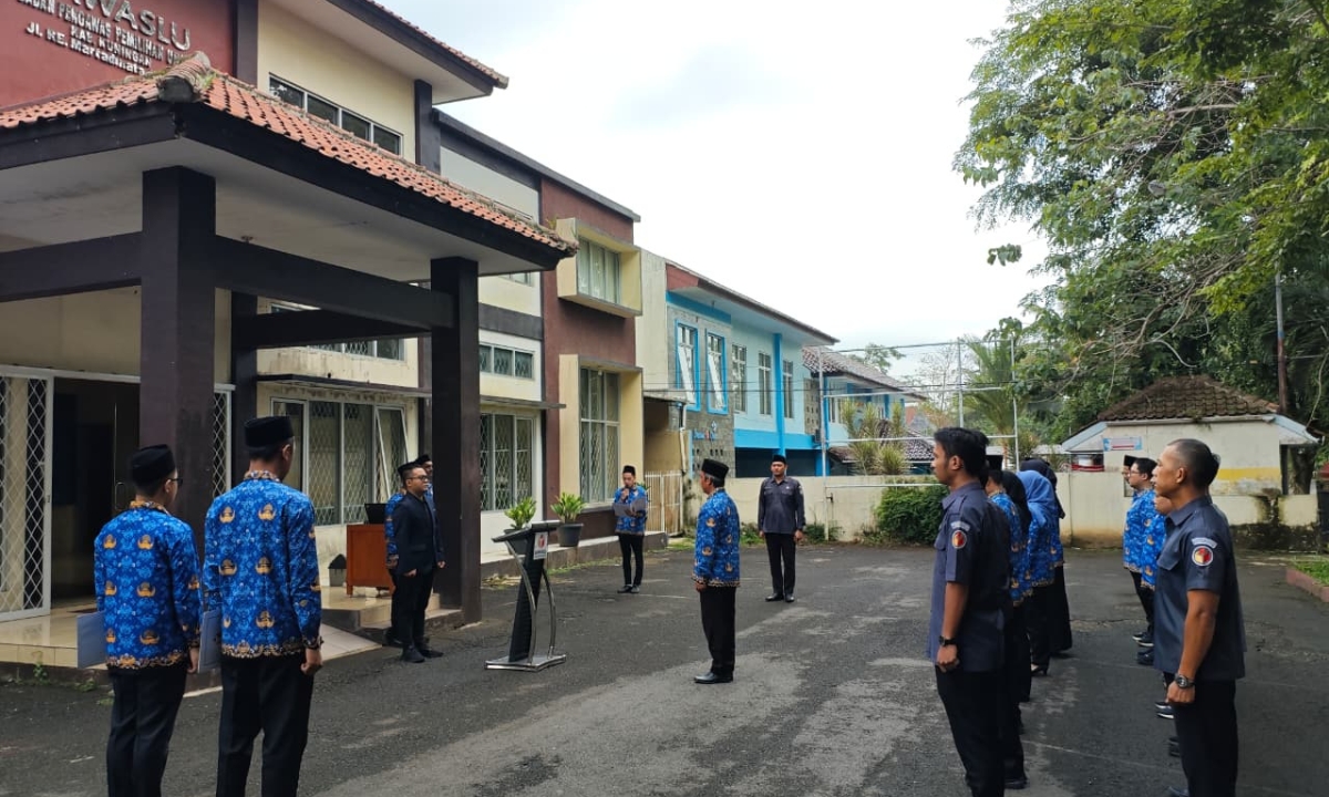 upacara bendera dengan khidmat di halaman kantor Bawaslu Kuningan