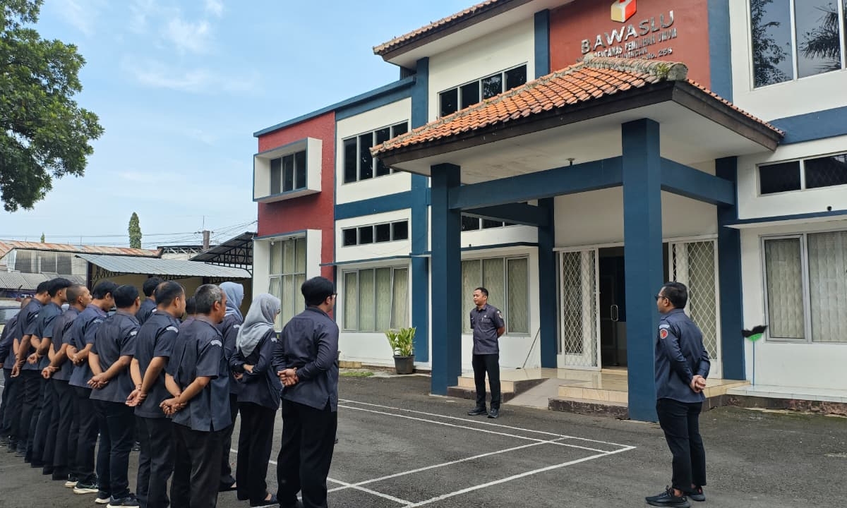 Badan Pengawas Pemilihan Umum (Bawaslu) Kabupaten Kuningan kembali meneguhkan komitmen integritas pegawai melalui pelaksanaan apel pagi rutin di halaman sekretariat yang dilanjutkan dengan Rapat Senin Rutin