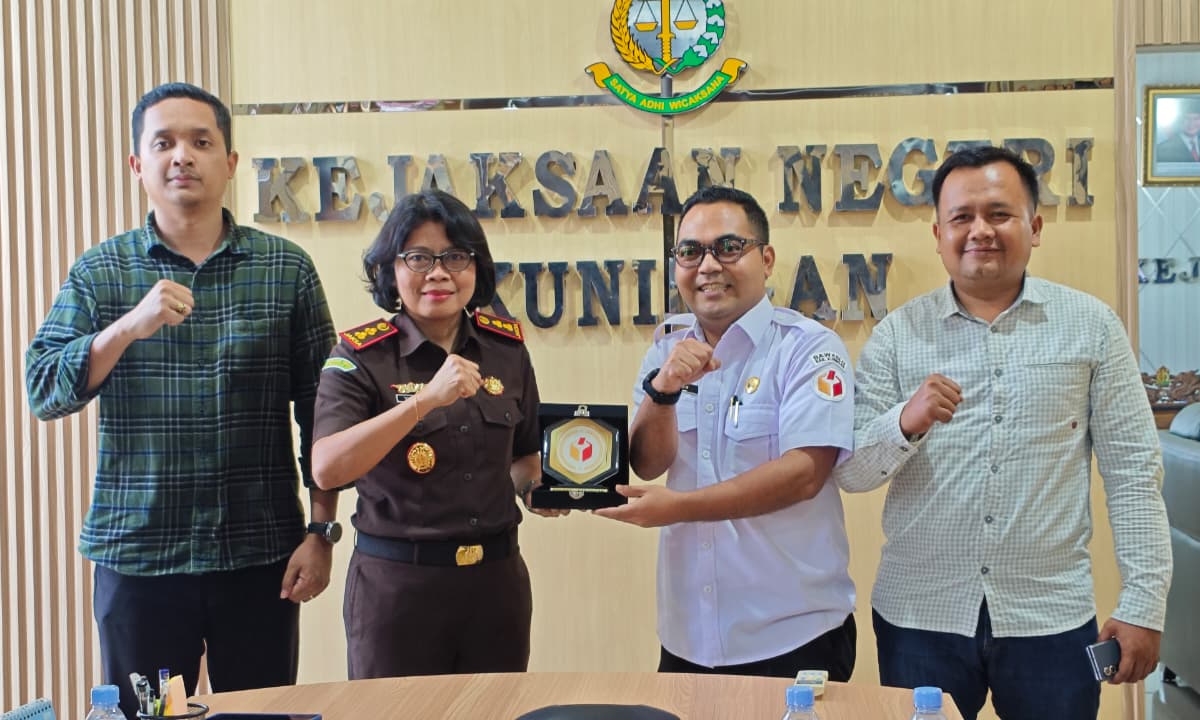 Ketua dan Anggota Bawaslu Kabupaten Kuningan melaksanakan kunjungan silaturahmi sekaligus koordinasi ke Kantor Kejaksaan Negeri (Kejari) Kuningan