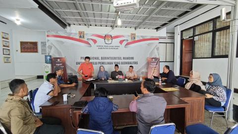 Suasana Rapat dengan Tim Pasangan Balon