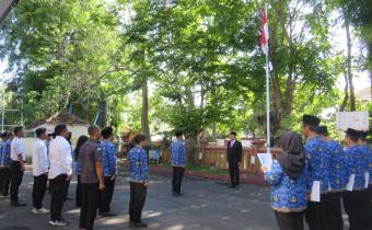 Badan Pengawas Pemilihan Umum (Bawaslu) Kabupaten Kuningan menggelar upacara secara khidmat di halaman kantor Bawaslu