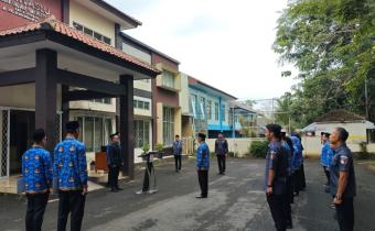 upacara bendera dengan khidmat di halaman kantor Bawaslu Kuningan