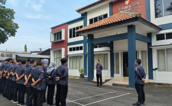 Badan Pengawas Pemilihan Umum (Bawaslu) Kabupaten Kuningan kembali meneguhkan komitmen integritas pegawai melalui pelaksanaan apel pagi rutin di halaman sekretariat yang dilanjutkan dengan Rapat Senin Rutin